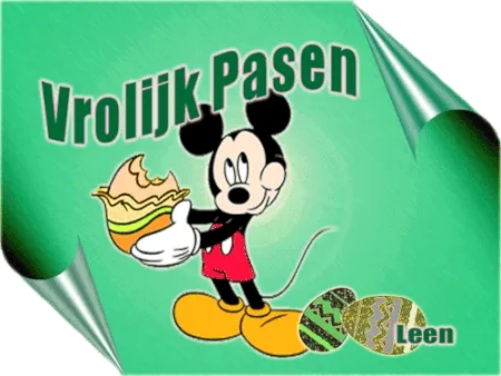 Mickey Mouse met een paasei op een groen achtergrond, tekst 'Vrolijk Pasen'.
