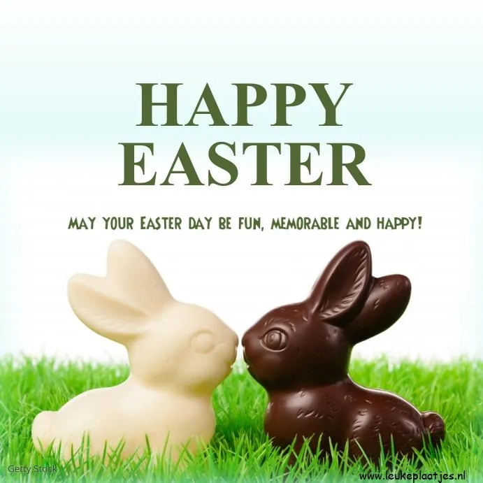 ᐅ vrolijk pasen tekst - Pasen Plaatjes en Gifs plaatjes Twee konijnen van chocolade staan tegen elkaar aan in gras, met een feestelijke tekst.
