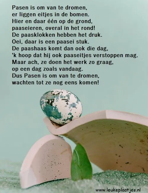 ᐅ vrolijk pasen tekst - Pasen Plaatjes en Gifs plaatjes Afbeelding met eieren in een boom en een daalder op een houten oppervlak. Tekst over Pasen.