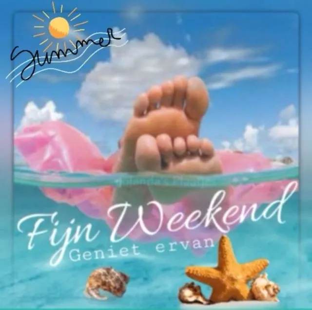 Voeten boven water met zandschelpen en een zelfgemaakte tekst over een weekend.