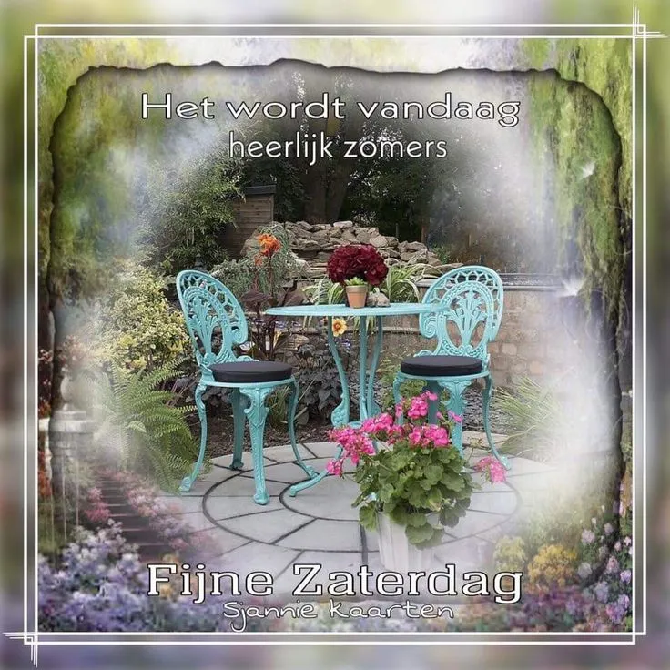 Twee turquoise stoelen en een tafel, omringd door bloemen in een zonnige tuin.