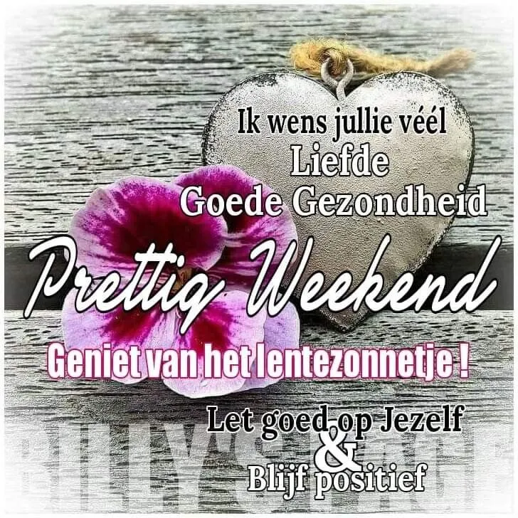 Hartvormige hanger met tekst over liefde, gezondheid en een prettig weekend. Paars bloem erbij.
