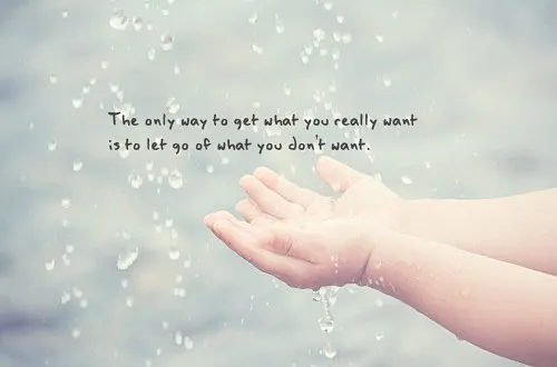 Een hand met waterdruppels en tekst over het loslaten van ongewenste dingen.