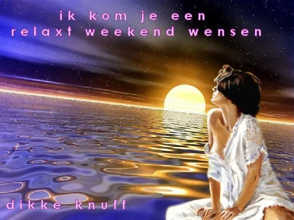 Een vrouw kijkt naar de zonsondergang boven het water met de tekst "Fijn weekend" erboven.