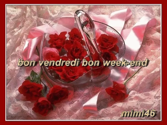 Glas met rode rozen en roze linten op een zachte achtergrond.