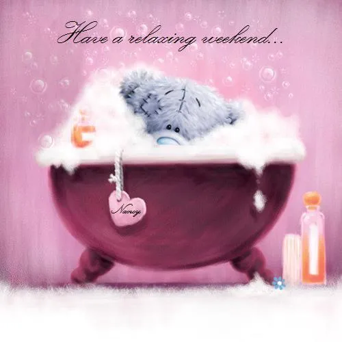 Een schattige teddybeer in een bad vol schuim met cosmetica eromheen.