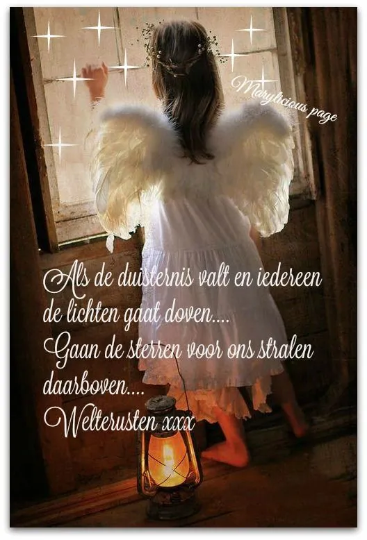 ᐅ welterusten afbeeldingen met tekst - Welterusten plaatjes Meisje met engelenvleugels kijkt naar een lichtgevende lamp in de duisternis.