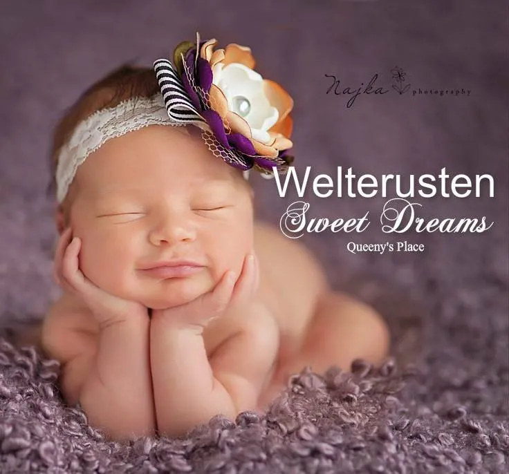 ᐅ welterusten afbeeldingen met tekst - Welterusten plaatjes Pasgeboren baby ligt vredig te slapen met een bloemenband om het hoofd.