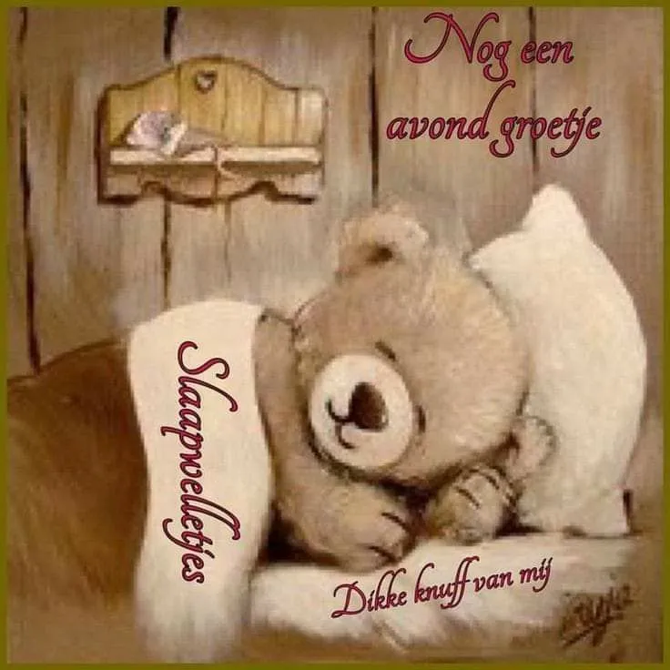 Een slaperige teddybeer in bed, omringd door zachte kussens en dromen.