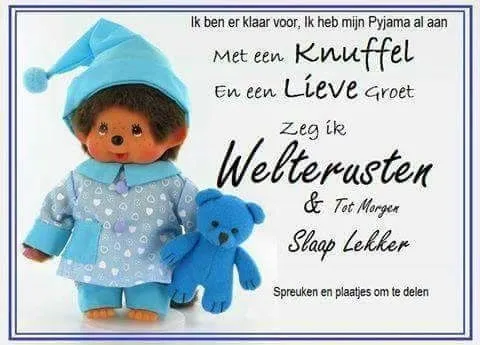 Een schattige pop in pyjama met een knuffel, verwelkomend en troostend.