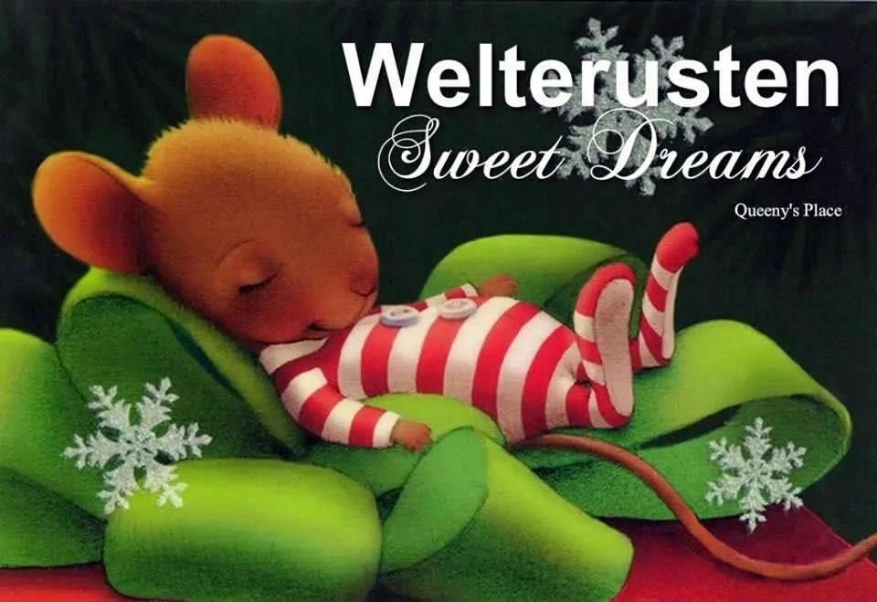 Een schattige muis slaapt op een groene bank met een gestreepte pyjama.