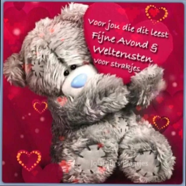 Grijze teddybeer houdt een rode hart met tekst vast tegen een roze achtergrond.