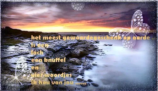 Zonsondergang boven de zee met tekst over liefde en knuffels.