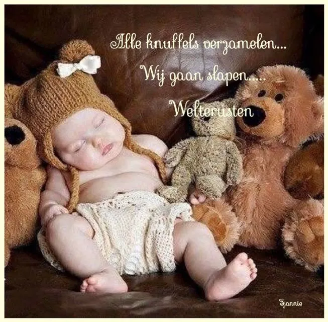 Slaapende baby met teddyberen en een schattige muts. rustige, gezellige sfeer.