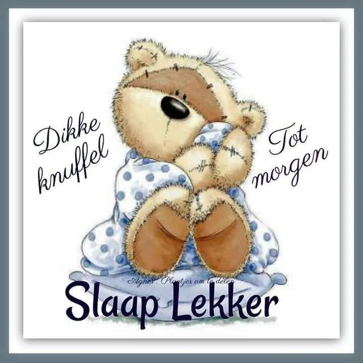 Een schattige teddybeer in pyjama, klaar om te slapen met een knuffeltext.