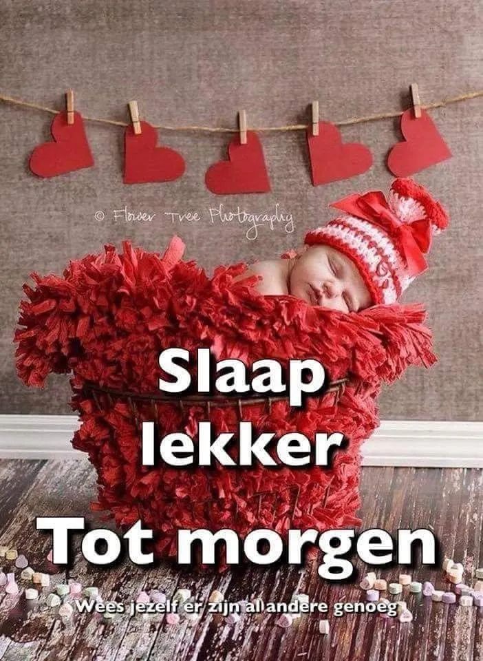 ᐅ welterusten slaap lekker tot morgen - Welterusten plaatjes Baby in een hartvormige doos, omringd door hartjes en met een vrolijke muts.