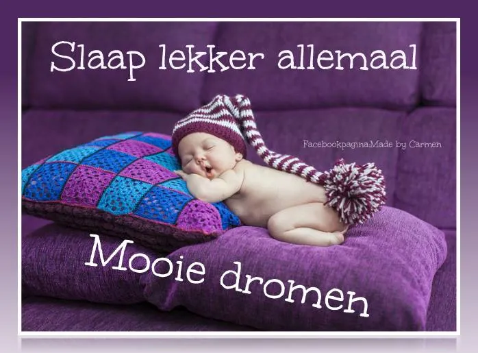 ᐅ welterusten slaap lekker tot morgen - Welterusten plaatjes Baby slaapt op kleurrijke kussens met een muts in een gezellige omgeving.