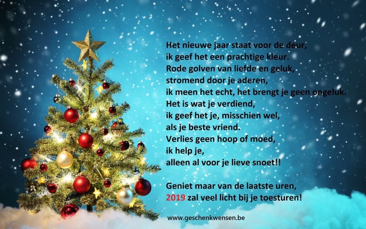 Feestelijke kerstboom met tekst over hoop en blijdschap voor het nieuwe jaar.