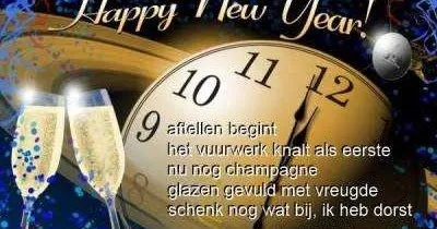 Feestelijke nieuwjaarsgroet met champagne en een klok die middernacht aangeeft.