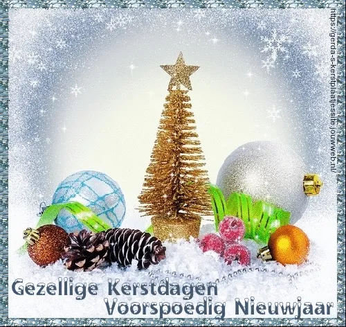 Decoratieve kerstboom met ornamenten en sneeuw, met een feestelijke tekst.