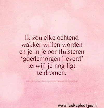Quote over liefde in een zachte, roze achtergrond met tekst.