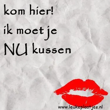 Tekst op een crumpled achtergrond: "kom hier! ik moet je NU kussen" met een lippenafdruk.