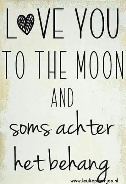 Tekst: "Love you to the moon and soms achter het behang" op een lichte achtergrond.