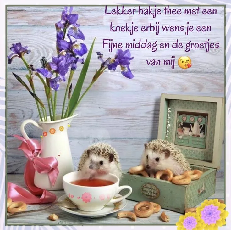 Egelletjes bij een kopje thee met koekjes en paarse bloemen op de achtergrond.