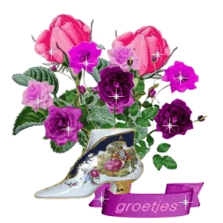 Een bloemenboeket met roze en paarse rozen en een sierlijke schoen.