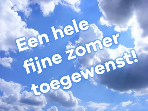 Blauwe lucht met wolken en de tekst: "Een hele fijne zomer gewenst!"