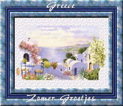 Zonneschijn boven een Griekse kustlijn met witte gebouwen en blauwe zee.