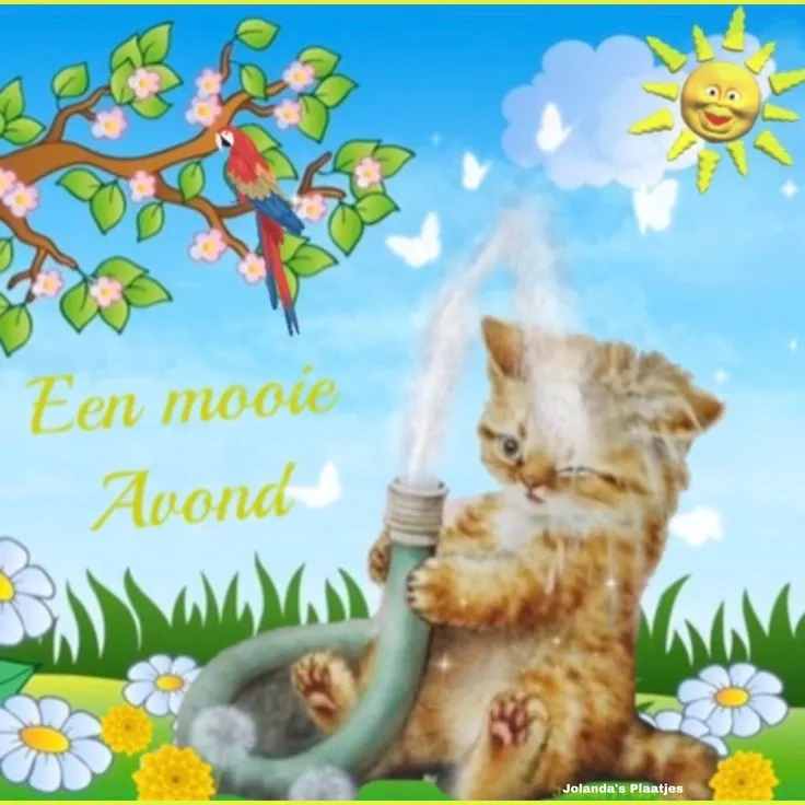 Een schattige kat speelt met een tuinslang onder een blauwe lucht en een zon.