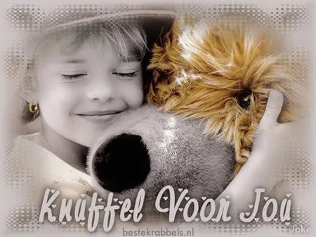 ᐅ zondag knuffel - Zondag plaatjes Een gelukkig meisje knuffelt een grote teddybeer met blije ogen.